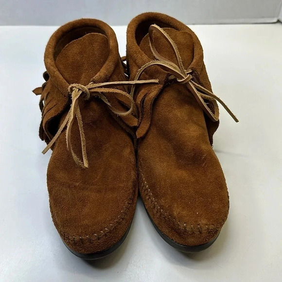 Minnetonka Moccasins Ankle Boots Fringed Suede Hard Sole Tan Brown 682 Women's 6 - Picture 4 of 9